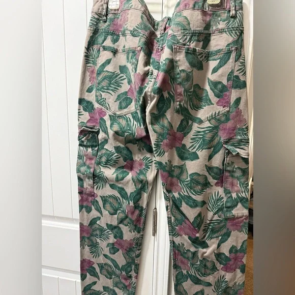 Decibel Dry Goods Floral Cargo Pants (Men’s 40x32) - Picture 3 of 3
